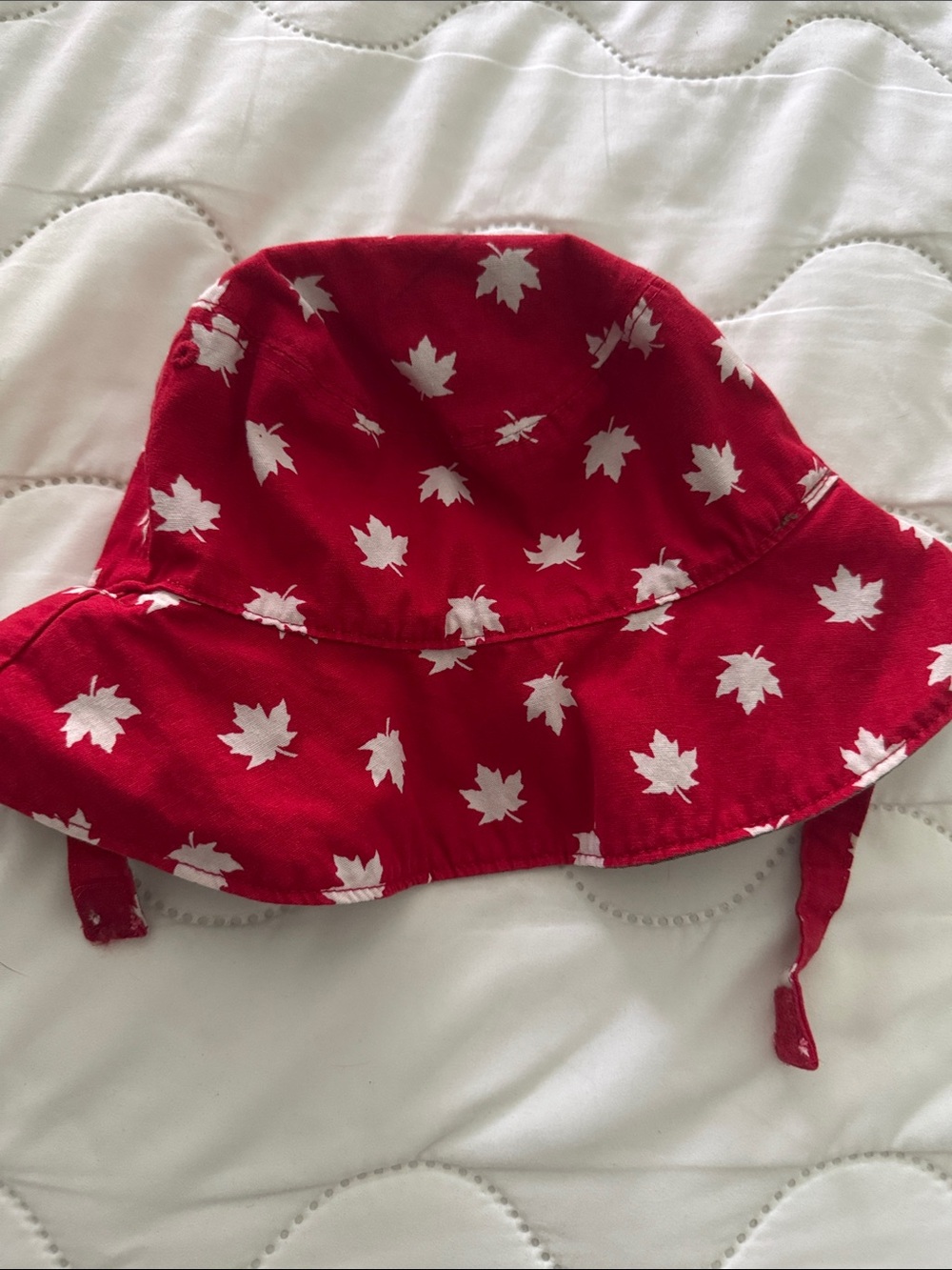 Old Navy Red Sun Hat with White Maple Leaf Print reversible Canada print